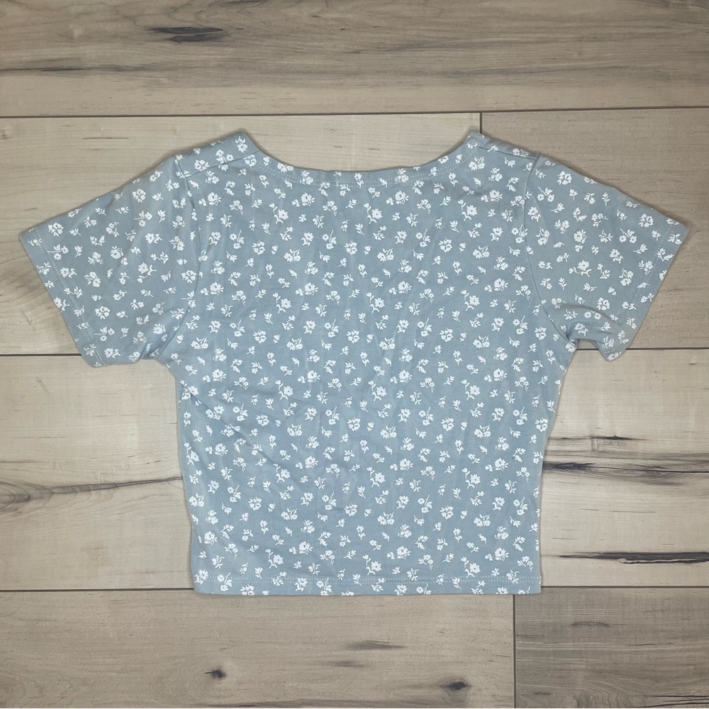 Brandy Melville Cottagecore Blue and White Floral Crop Top - Picture 3 of 3